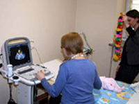 Echo serca dziecka wykonuje specjalista kardiolog dziecięcy, pediatra dr n. med. Małgorzata Tomyn-Drabik